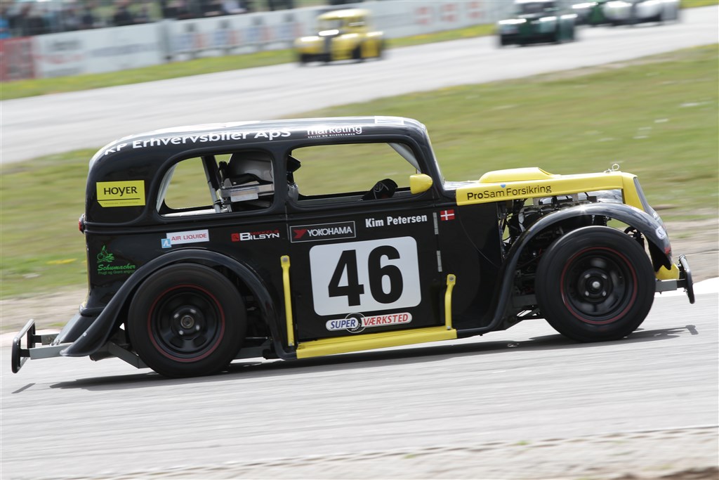 Kim Petersen fik lidt hjælp da han havde et voldsomt uheld på Padborg Park, men bilen er klar til CRAA.
(Foto: Motorsporten.dk)
